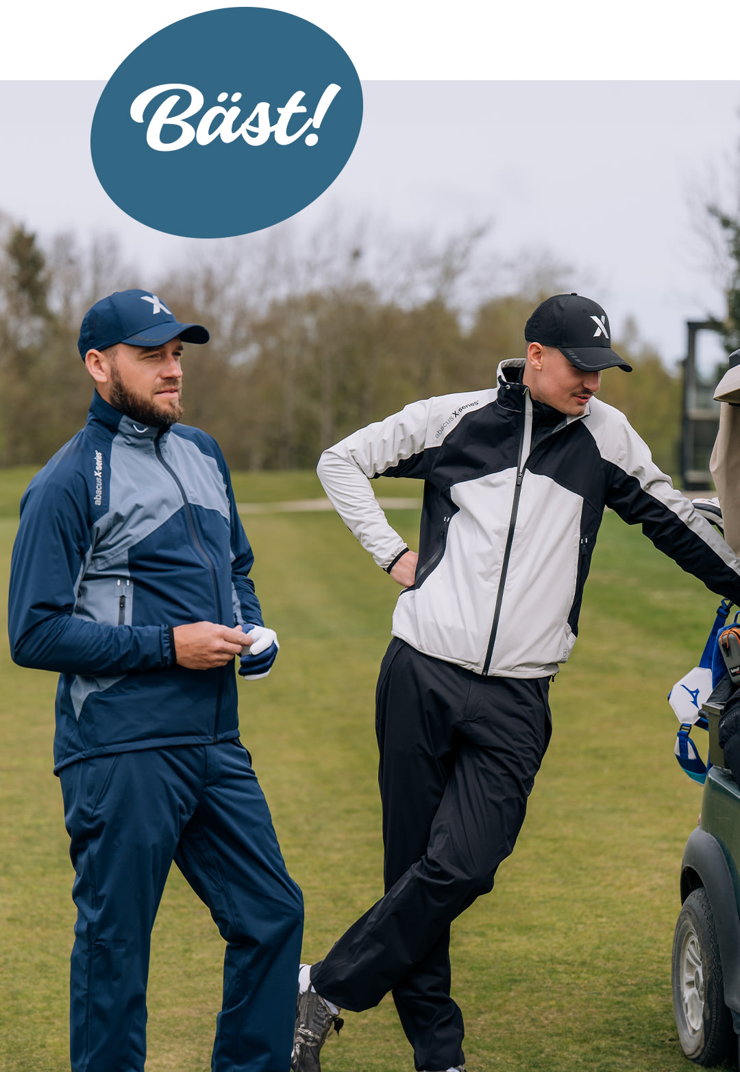 Två män i golfkläder står på en golfbana, en lutar sig mot en golfbil, texten "Bäst!" syns ovanför dem.