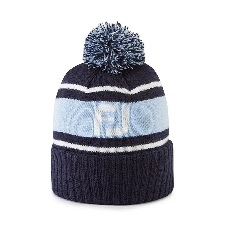 Mörkblå och ljusblå stickad mössa med tofs, vita ränder och bokstäverna "FJ" framtill.