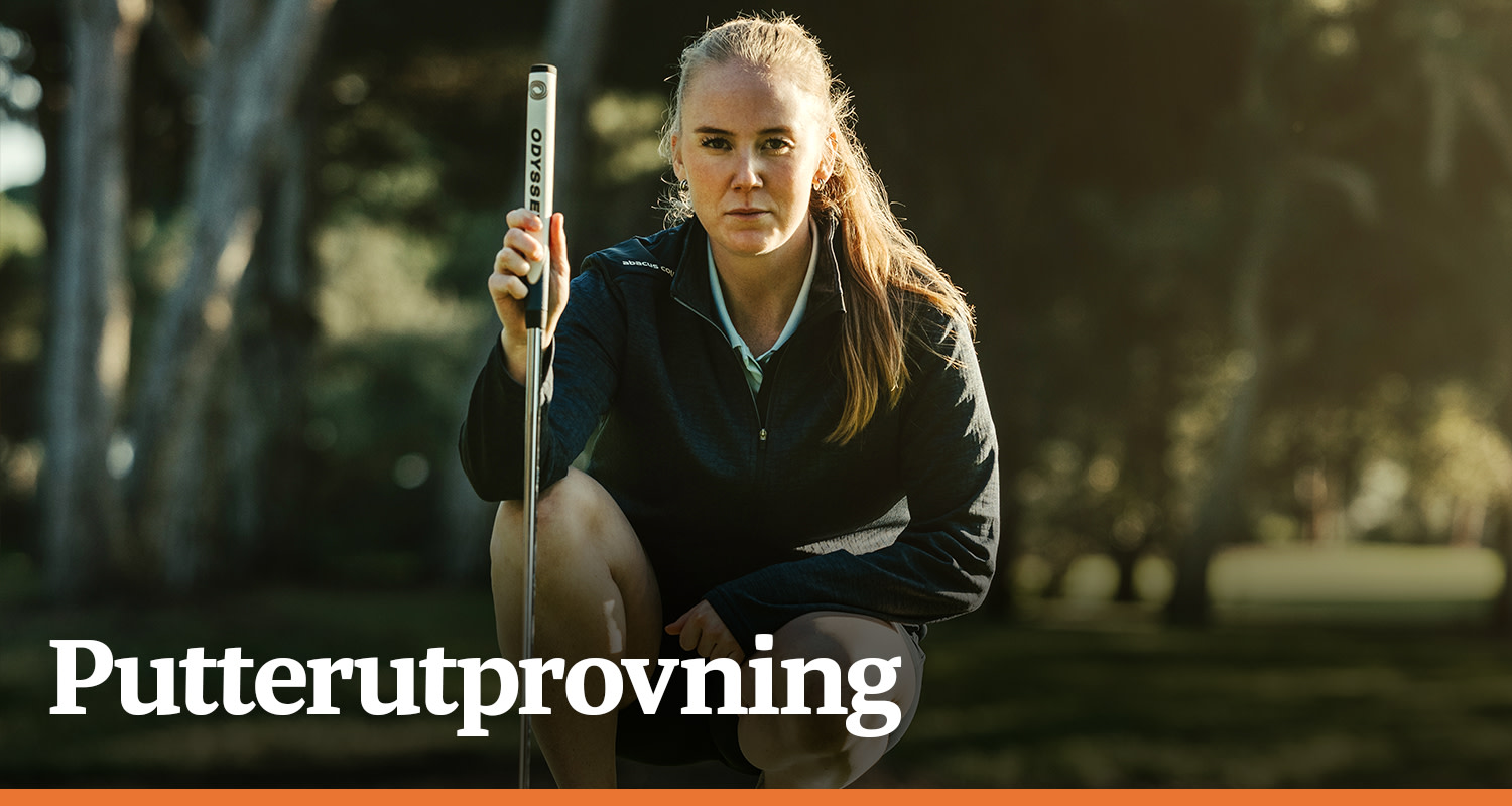 Kvinna i golfkläder håller en Odyssey-putter och tittar fokuserat framåt på en golfbana, text: "Putterutprovning".