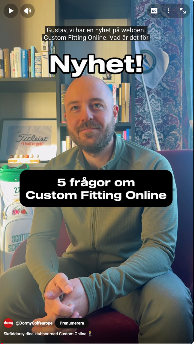 En man sitter i en fåtölj framför en bokhylla, med texten "Nyhet! 5 frågor om Custom Fitting Online" över bilden.