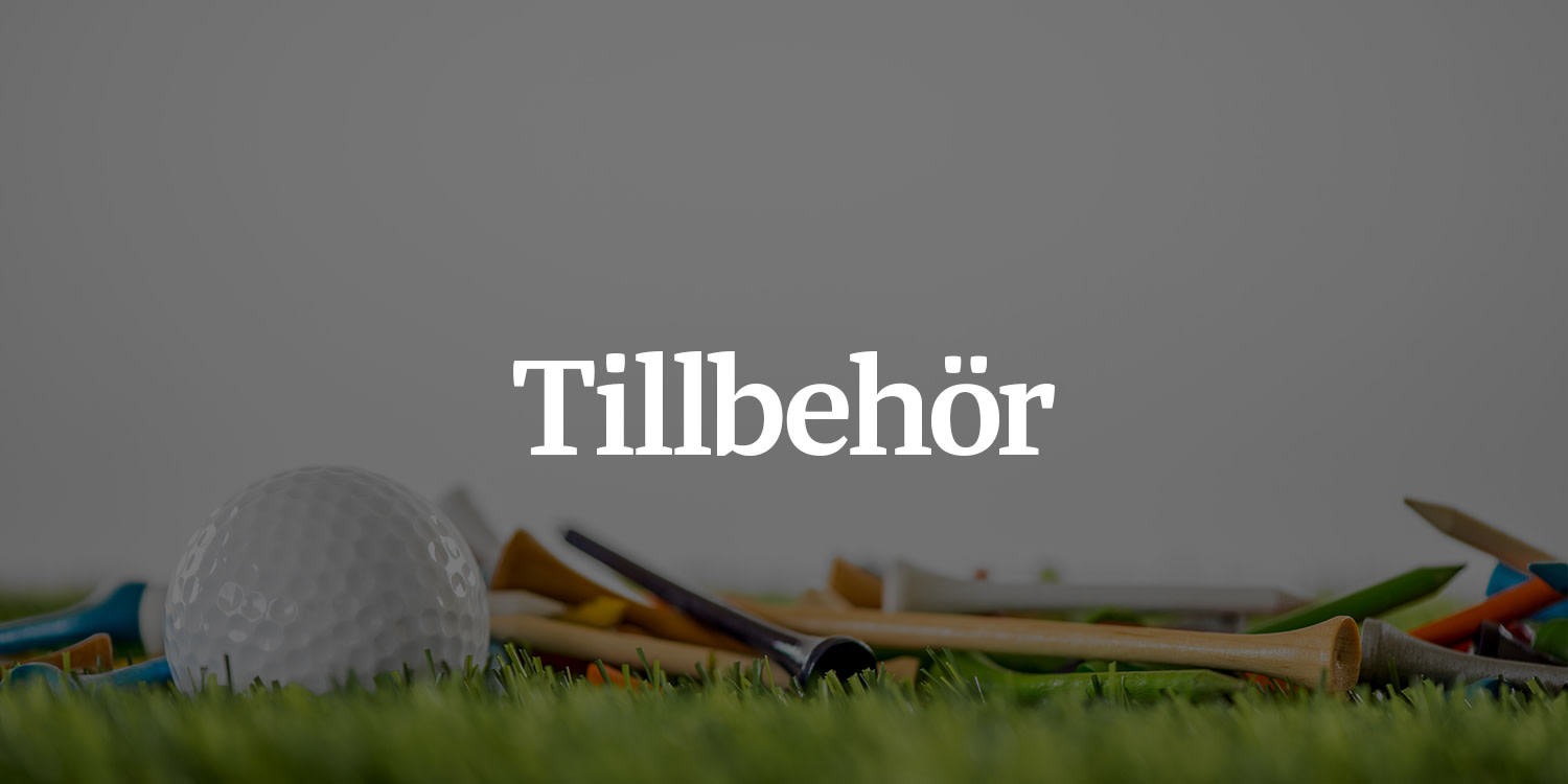 Golfboll och färgglada peggar ligger på gräs med ordet "Tillbehör" i vit text ovanför.