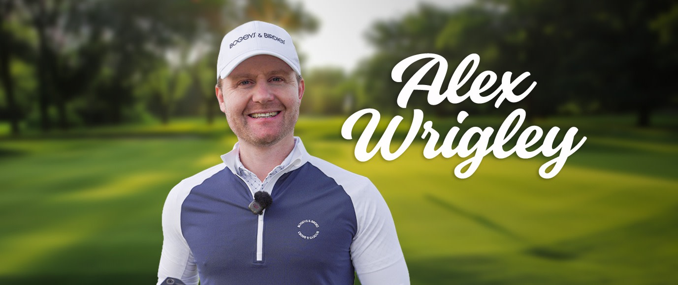 En leende man i golfkläder och keps med texten "Bogeys & Birdies" står på en golfbana, texten "Alex Wrigley" syns bredvid.