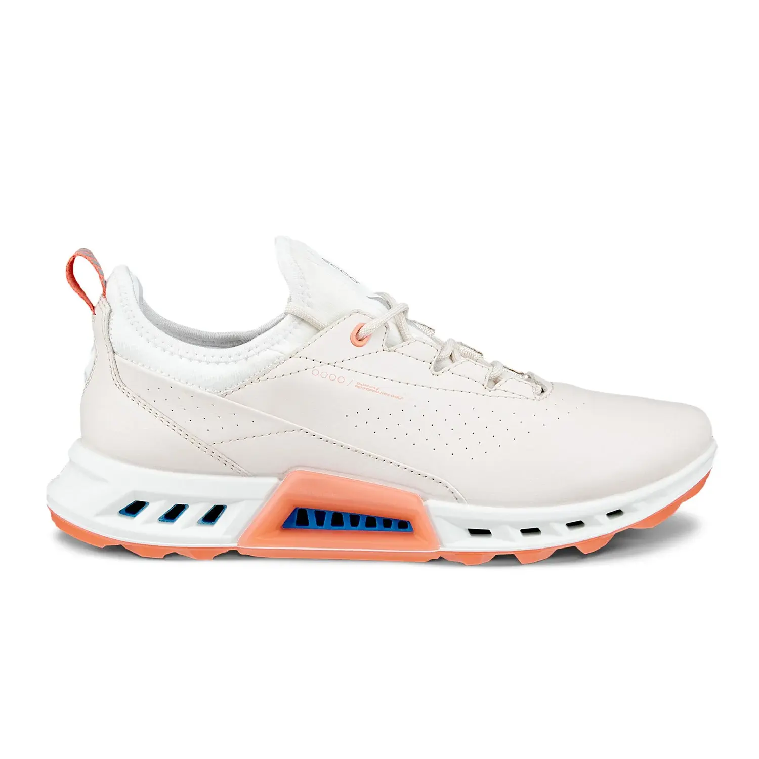 Vit sneaker med orange och blå detaljer, snörning och perforerade sidor, placerad mot vit bakgrund.