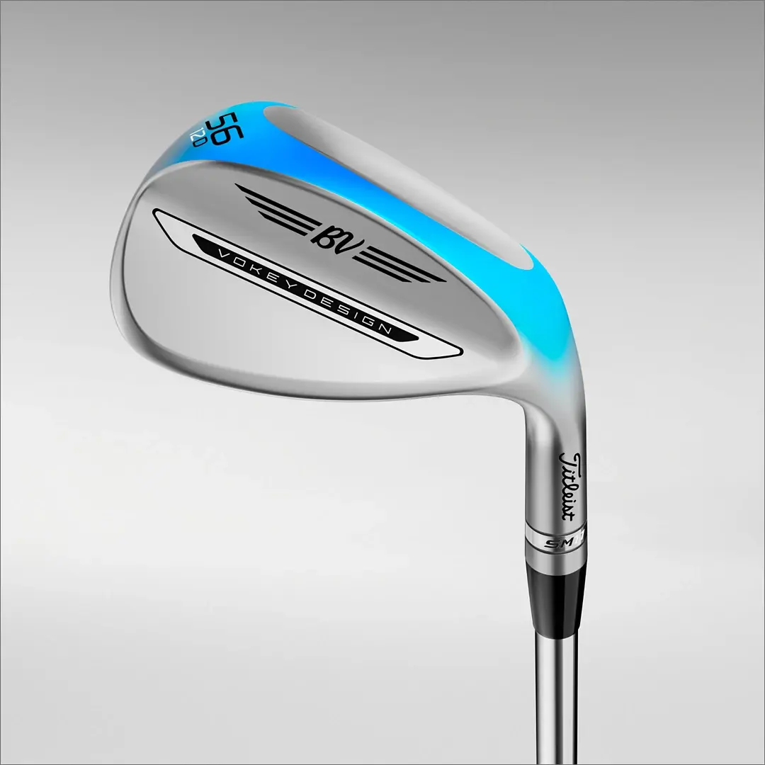 Golfklubba, Titleist Vokey Design SM, silver med blå detaljer och texten "56 12D" samt "VOKEY DESIGN" på klubbhuvudet.