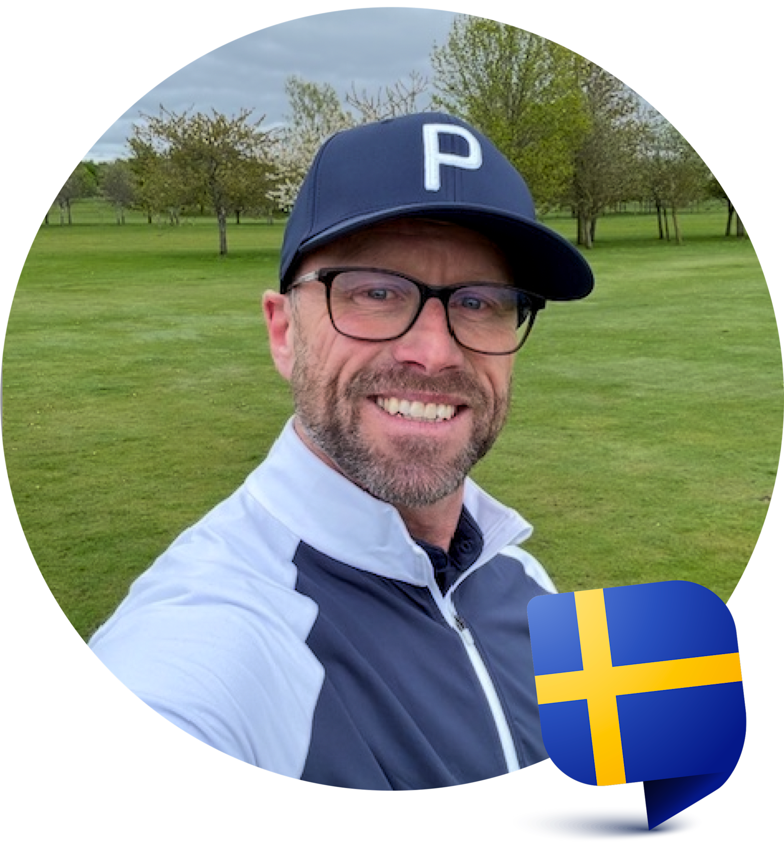 Man med glasögon och keps med bokstaven "P" ler utomhus på en golfbana, svensk flaggikon i hörnet.