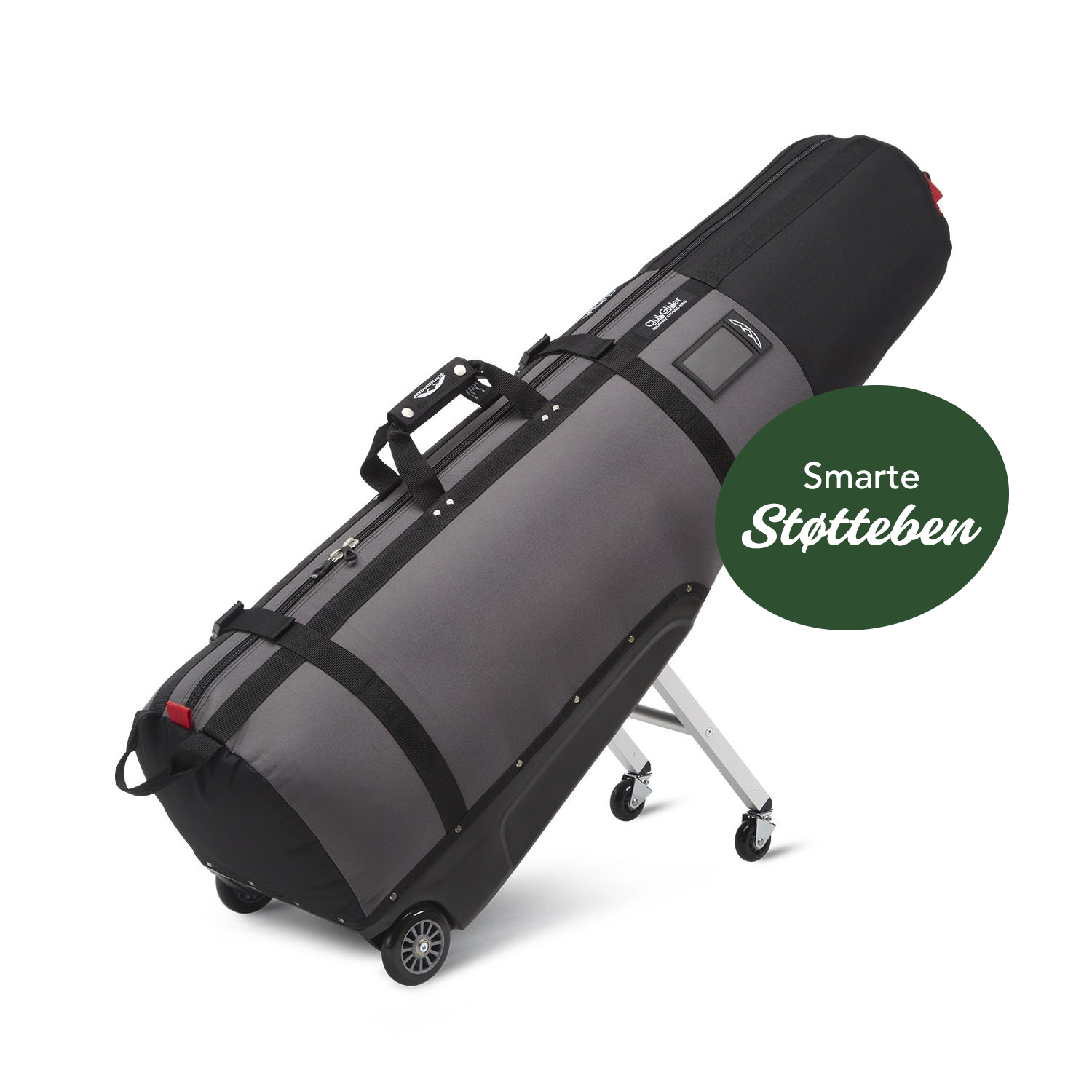 Grå og sort skitaske med hjul og håndtag står lænet op ad et hvidt underlag.