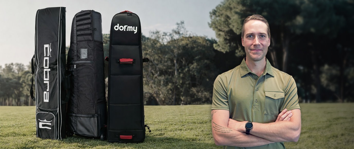 Tre golfresefodral står på gräs, märkta med "Cobra" och "dormy", bredvid en leende man i grön pikétröja utomhus.