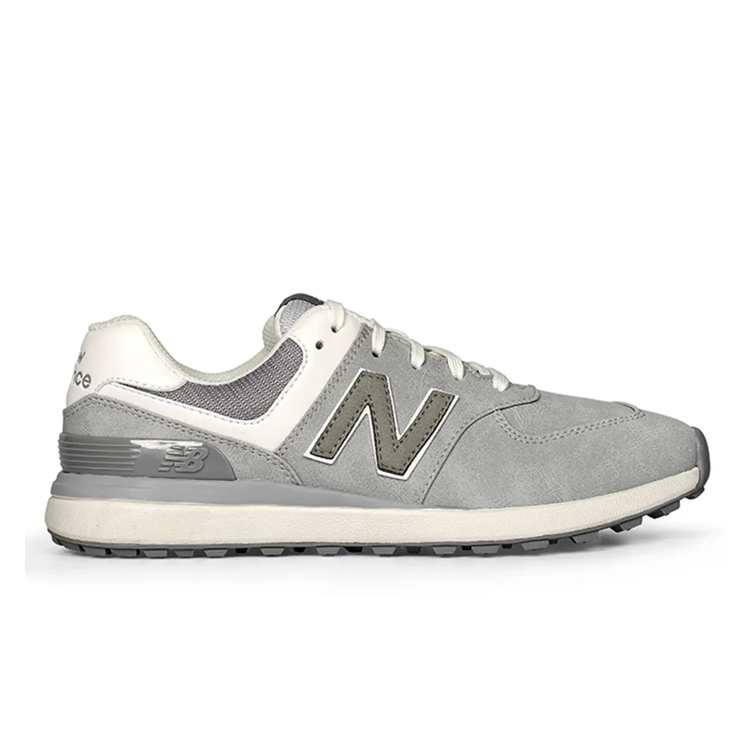 Grå New Balance-sneaker med vit sula, grå mockadetaljer och stort N på sidan, fotad från sidan mot vit bakgrund.