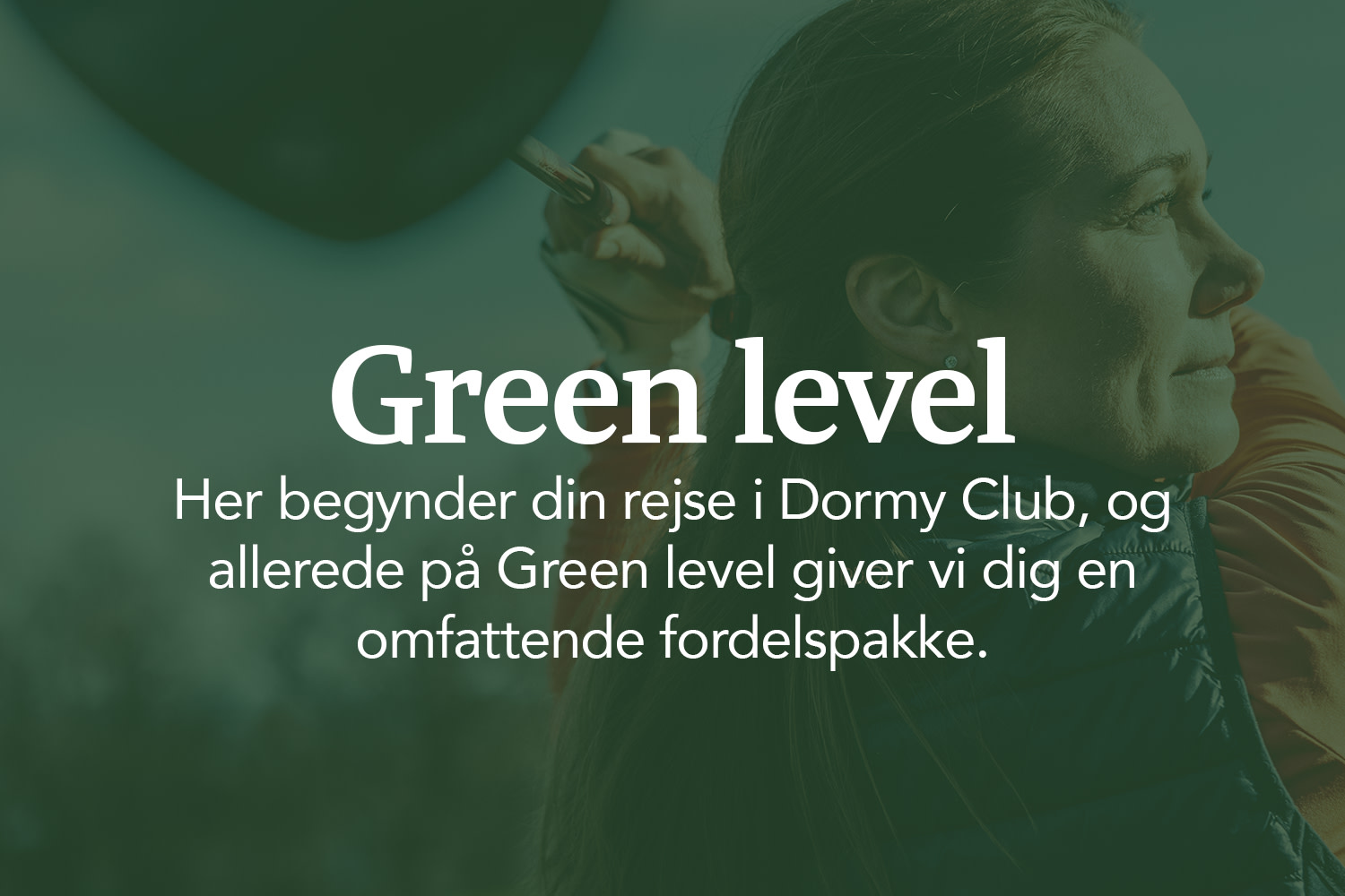 Kvinde svinger en golfkølle udendørs, overlejret tekst: "Green level. Her begynder din rejse i Dormy Club, og allerede på Green level giver vi dig en omfattende pakke af fordele."