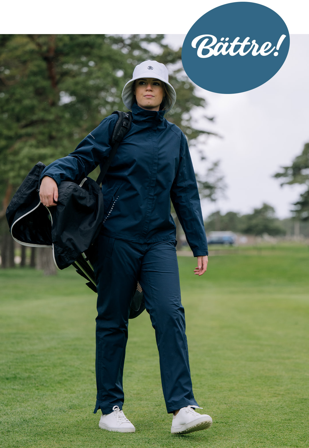 Person går på golfbana i regnkläder och vit hatt, bär golfbag över axeln; texten "Bättre!" syns i blå bubbla.