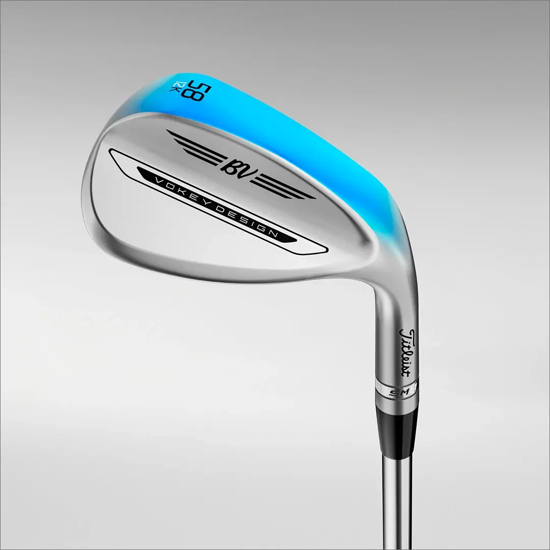 Golfklubba med silverhuvud, blå detalj och texten "VOKEY DESIGN", "58" och "Titleist" mot ljus bakgrund.