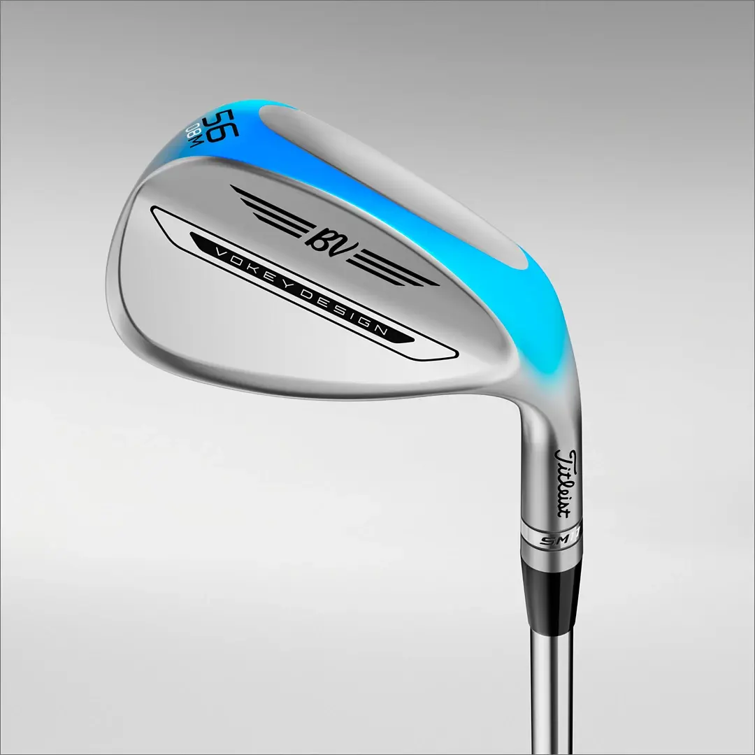 Golfklubba, Titleist Vokey Design wedge med blå detaljer och texten "56 10 S", mot ljus bakgrund.