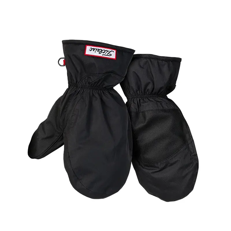 Ett par svarta tumvantar med elastisk handled och en vit etikett med röd kant och texten "Hestra".