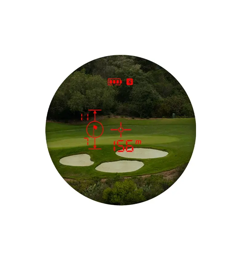 Golfbana med bunkrar sedd genom en avståndsmätare, digital display visar 155 meter och batterisymbol.