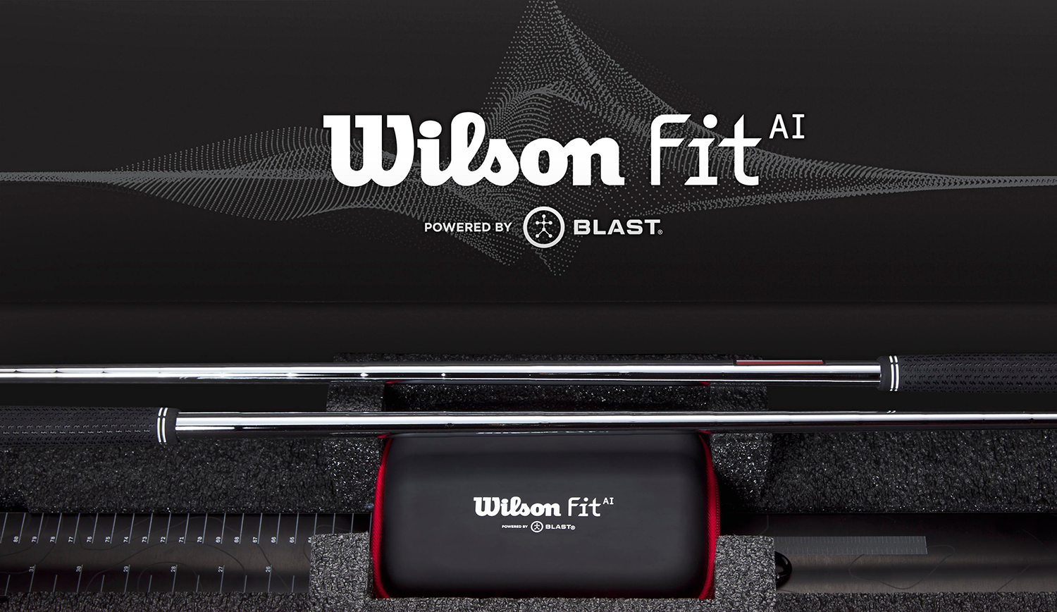Två golfklubbor och en svart låda med texten "Wilson Fit AI powered by Blast" mot en svart bakgrund.