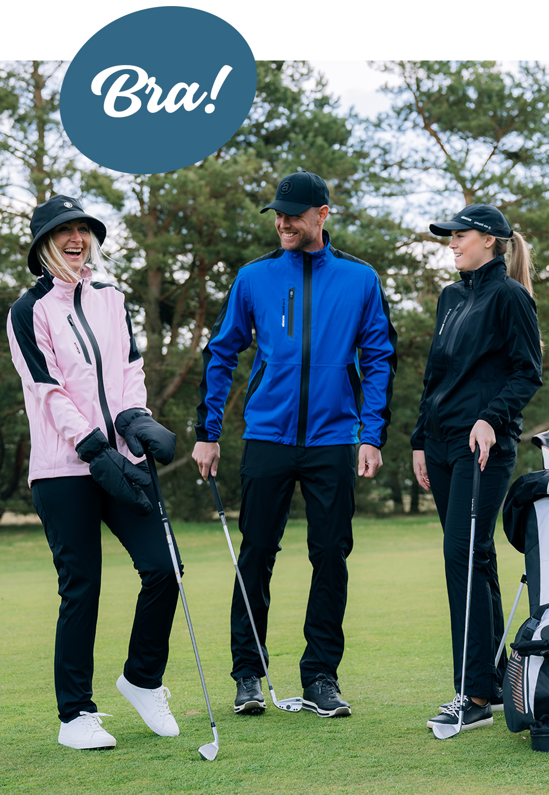 Tre personer i sportkläder skrattar och håller golfklubbor på en golfbana, med texten "Bra!" ovanför dem.