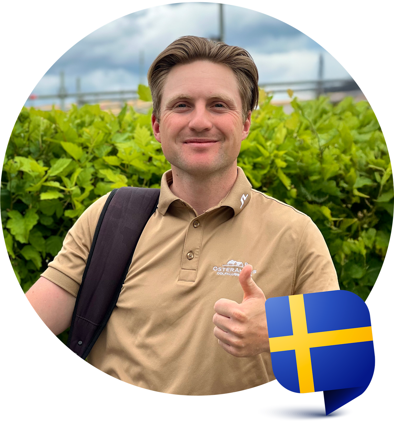 Man i beige pikétröja med texten "Österåkers Golfklubb" visar tummen upp utomhus, svensk flagga i hörnet.