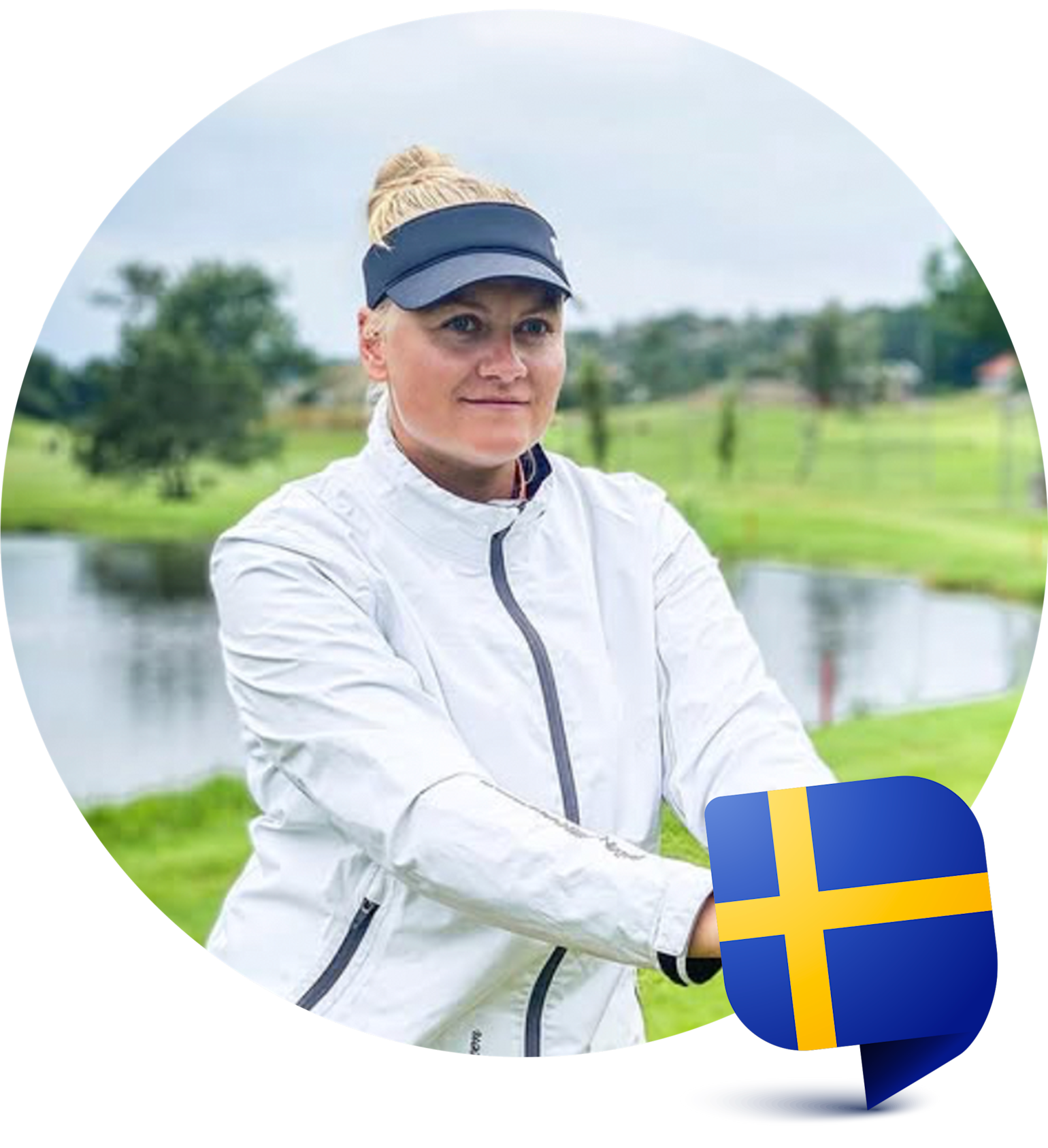 Kvinna i vit jacka och mörk visir spelar golf utomhus vid en damm, svensk flagga i hörnet.