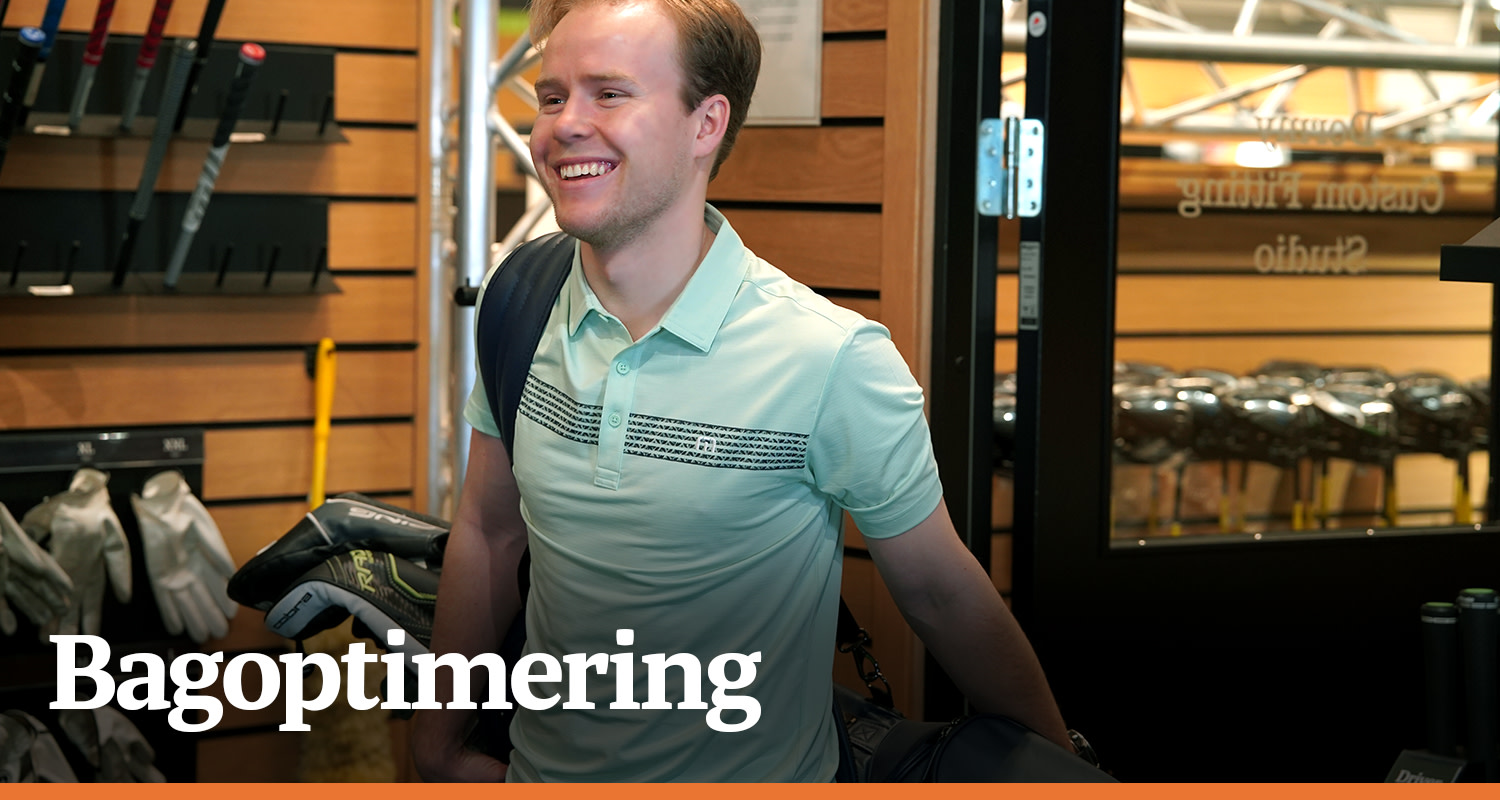 Leende man i ljusgrön pikétröja bär golfbag i en golfbutik, omgiven av golfhandskar och klubbor, med texten "Bagoptimering".