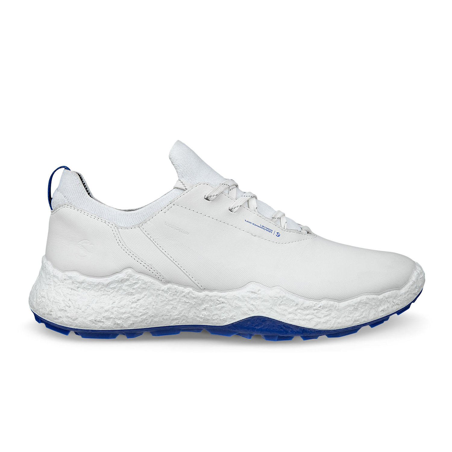 Vit sneaker med tjock, strukturerad sula och blå detaljer, visad från sidan mot vit bakgrund.