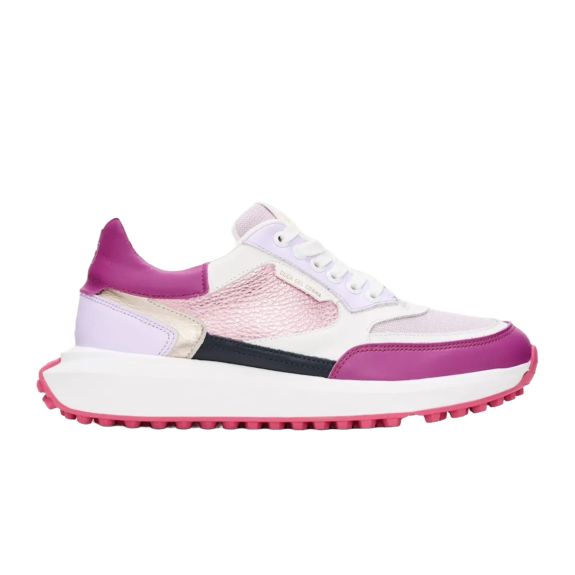Sneaker i vitt, rosa och lila med rosa sula och vita skosnören, märkt "Duca Del Cosma" på sidan.
