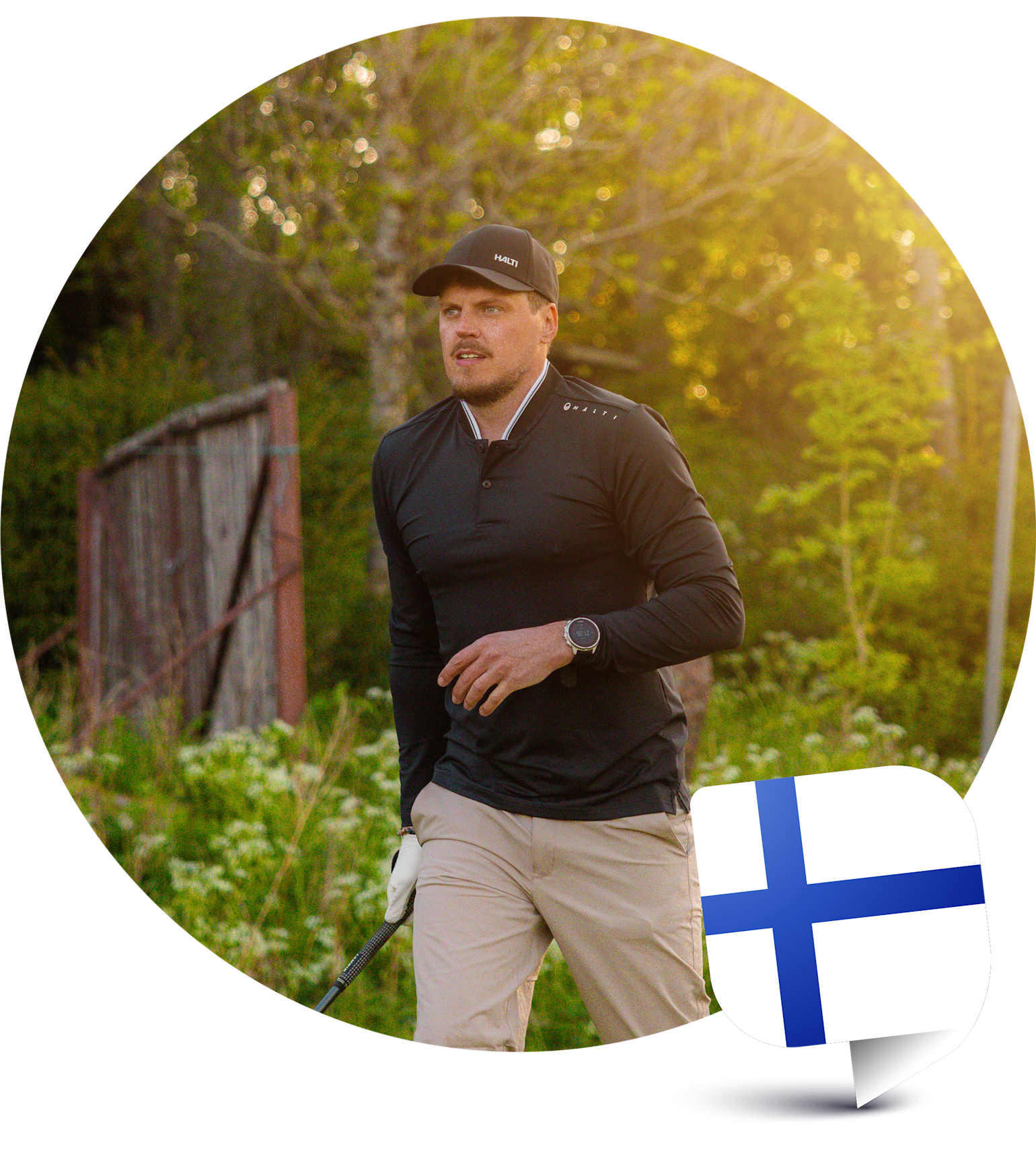 Man i svart tröja och keps spelar golf utomhus i soligt väder, med finska flaggan i hörnet.